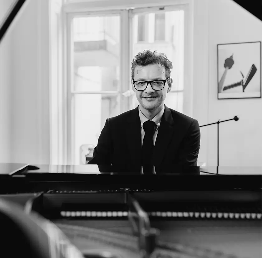 Manuel Weber am Klavierspielen
